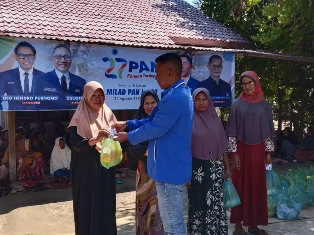 Foto: Anggota Dewan Aceh Utara, Ruslan membagikan sembako kepada warga