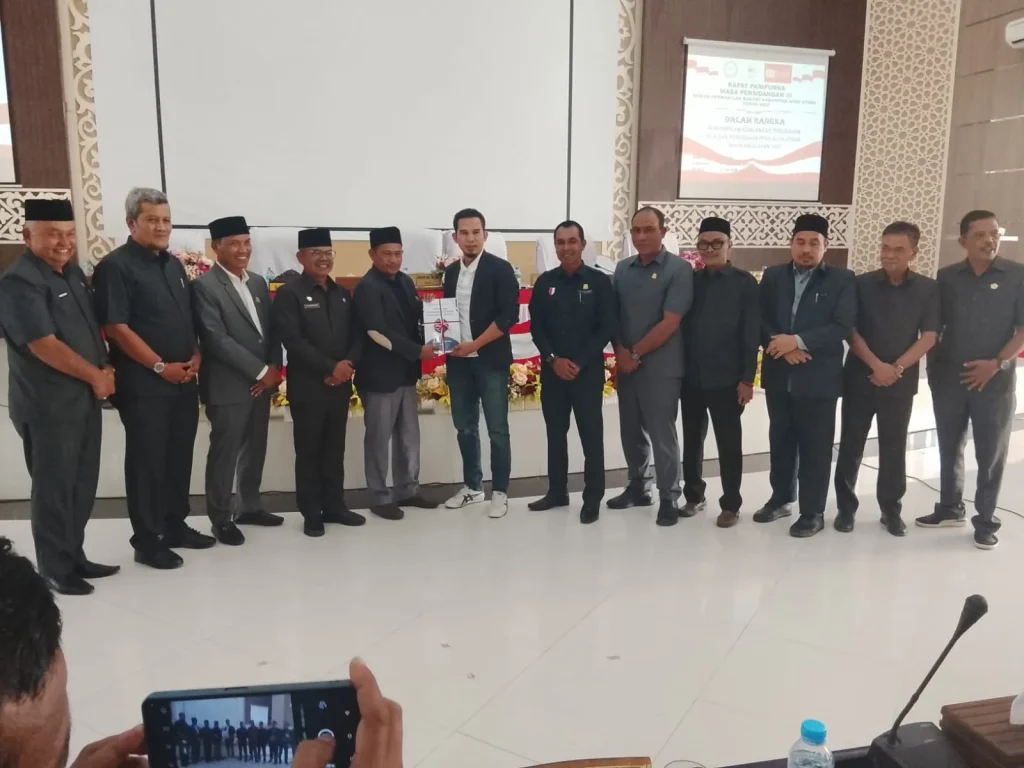Foto: Ketua Bangar, Cek Bay menyerahkan KUA PPAS 2025 Kepada Ketua DPRK Aceh Utara, Arafat,SE.MM