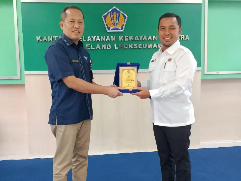 Foto: Kepala KPKNL, Novrizal menyerahkan penghargaan KPKNL Awards Kepada Kepala BPKD Aceh Utara, Nazar Hidayat