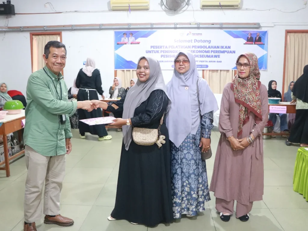 Foto: Pjs Manager Corcomm & CSR, Makmur Raharjo menyerahkan secara simbolis pembukaan Kegiatan