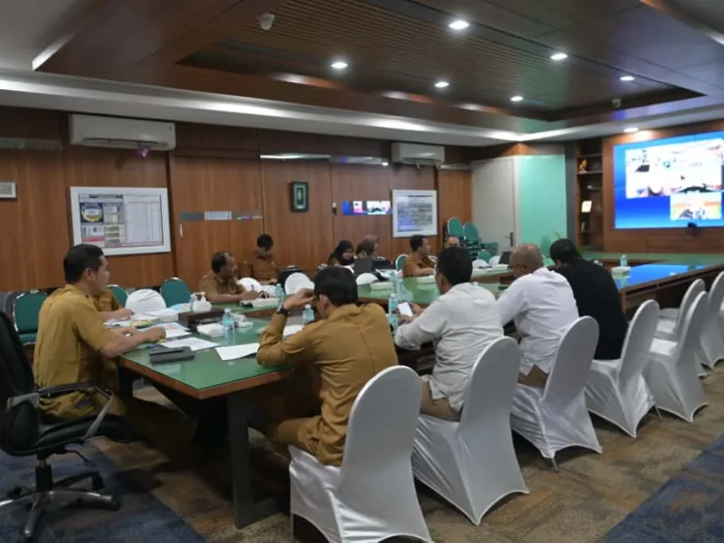 Foto: Sekretaris Daerah Aceh, M.Nasir rapat terkait penanganan dan penetapan sumur minyak masyarakat dengan Pemerintah Kupaten Bireun, Aceh Utara,Aceh Timur dan Aceh Tamiang secara zoom di ruang rapat Sekda Banda Aceh, 22/9/2025