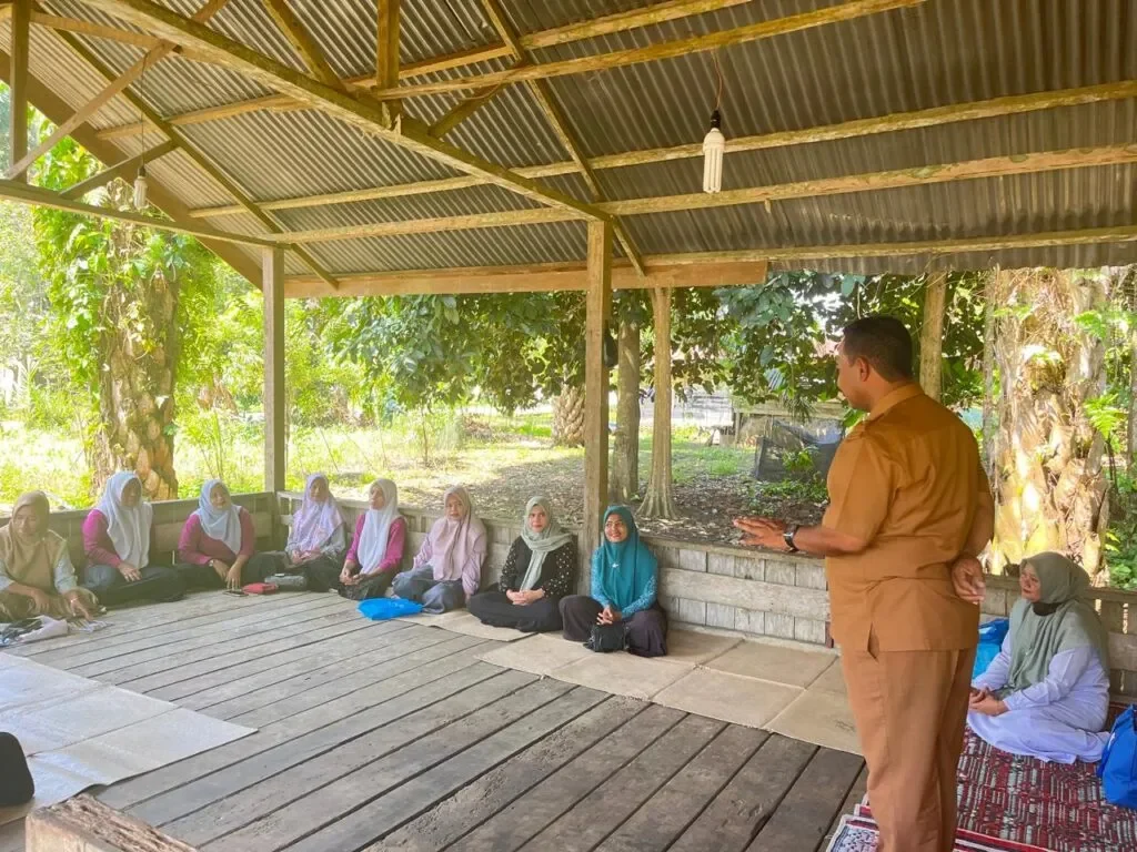 foto : Kepala Bidang Kesehatan Masyarakat Dinkes Aceh Utara, Samsul Bahri, S.K.M., M.K.M,. saat Memberikan edukasi kepada Masyarakat.