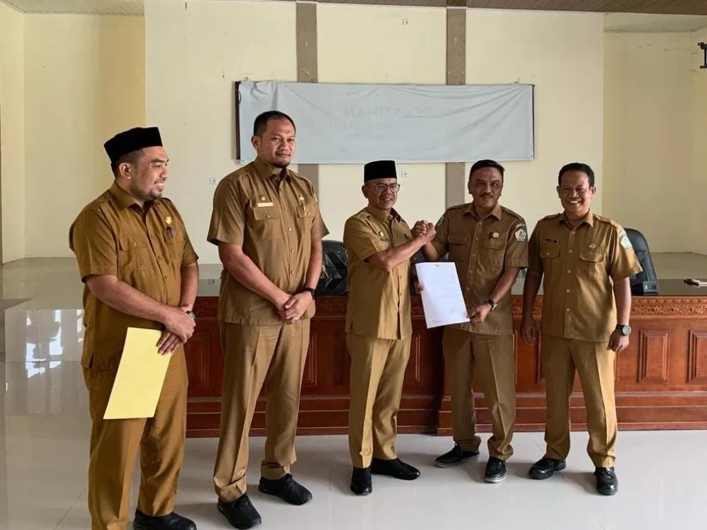 Foto : Plt. Kepala Dinas Kesehatan Aceh Utara, Jalaluddin, S.K.M., M.Kes, saat pemyerahan SK.
