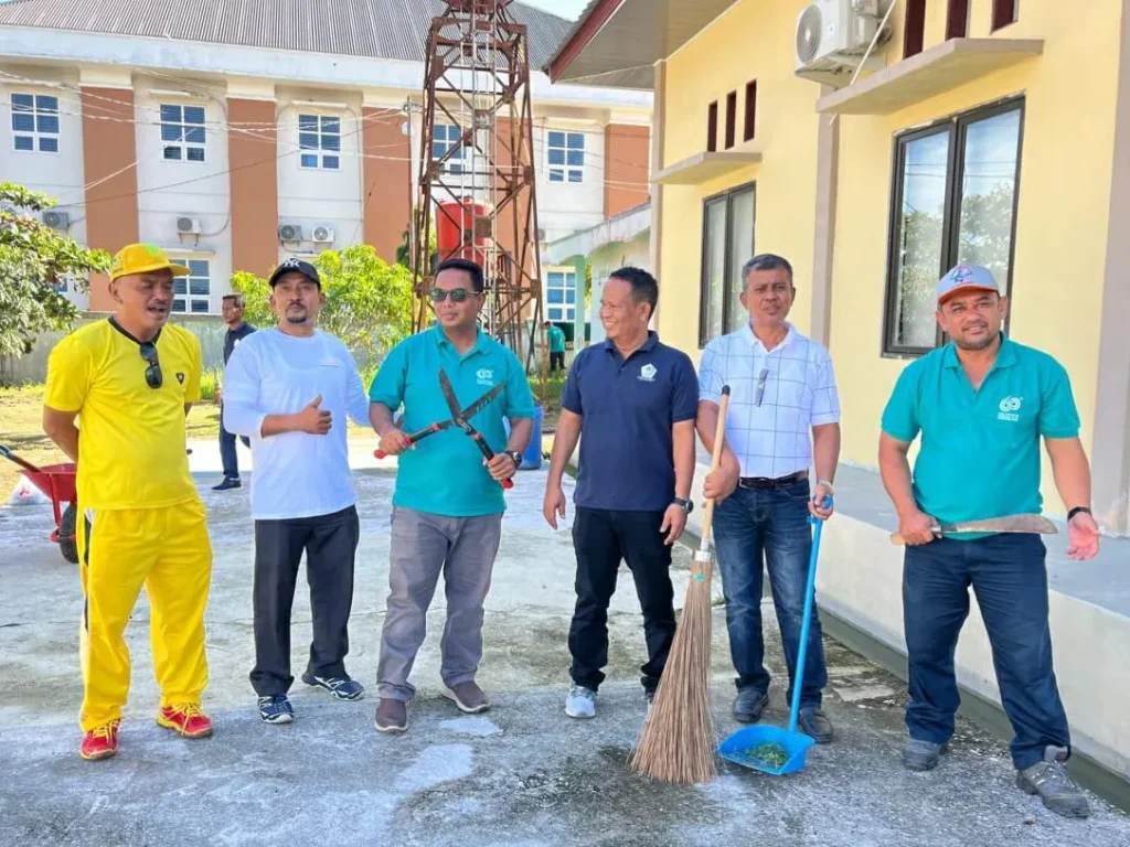 Foto : Plt. Kepala Dinas Kesehatan Aceh Utara, Jalaluddin, S.K.M., M.Kes, baju kuning usai giat dilapangan.