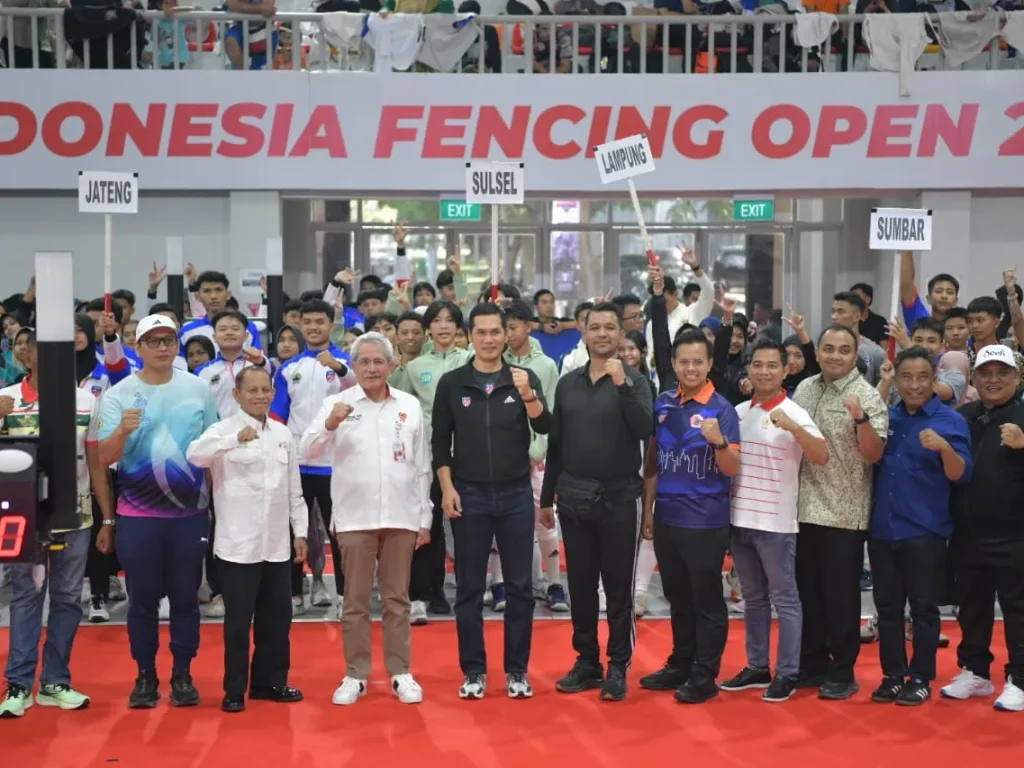 Foto: Sekda Aceh, M. Nasir membuka Kejuaraan Nasional Anggar Tahun 2025 dan Indonesia Fencing  Open 2025 di Gor Anggar Stadion Harapan Bangsa, Minggu, 28/09/2025.