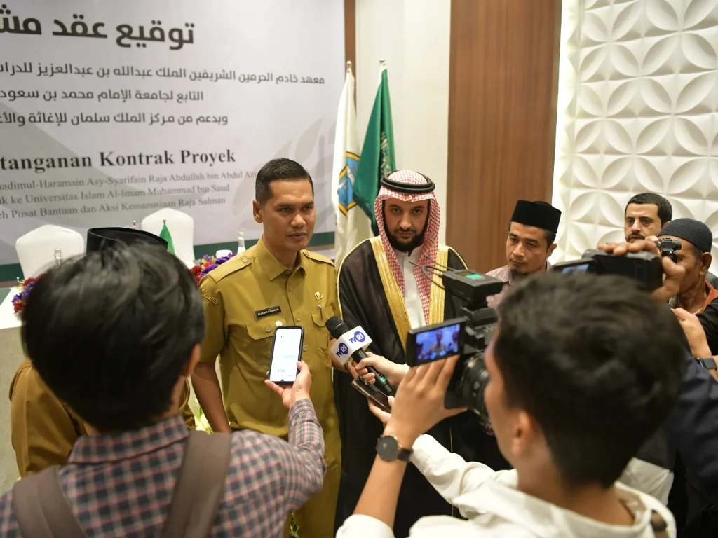 Foto: Wakil Gubernur Aceh, H. Fadhlullah, SE, menerima kunjungan Dewan Perniagaan Serumpun Malaysia-Aceh, Indonesia (DPSMAI) di ruang rapat Wakil Gubernur Aceh, Senin (6/10/2025).