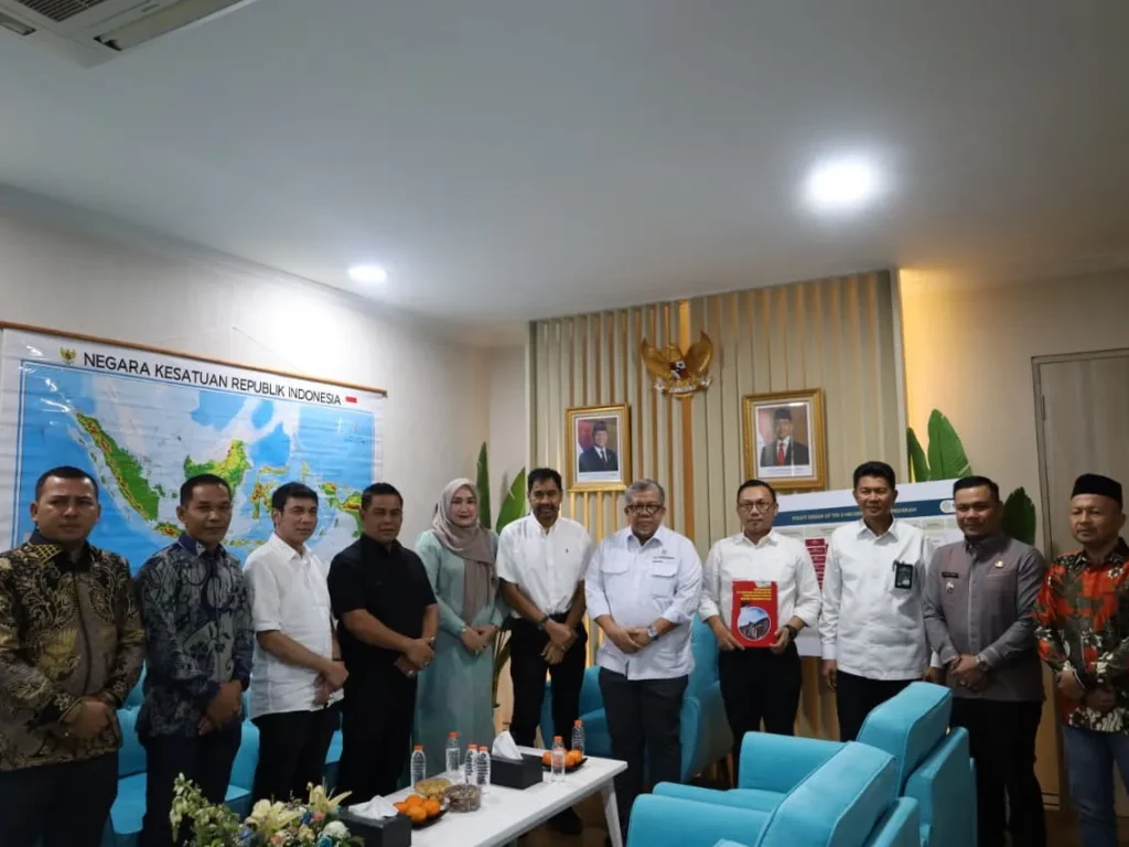 foto: Gubernur Aceh Muzakir Manaf atau akrab disapa Mualem, didampingi Ketua TP PKK Aceh Marlina Muzakir, melakukan pertemuan dengan Wakil Menteri Perumahan dan Kawasan Permukiman (Wamen Perkim), Fahri Hamzah, di Kantor Kementerian Perkim, Jakarta Selatan, Senin (6/10/2025).