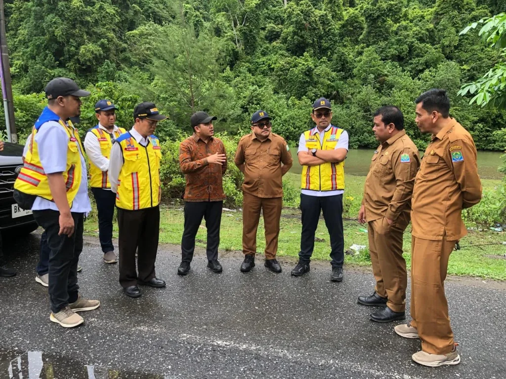 Foto: Kunjungan Tim Bappenas ke Geurutee di perbatasan Kab. Aceh Besar - Kab. Aceh Jaya di dampingi Kadis PUPR Aceh, Ir. Mawardi, ST terhadap pembangunan terowongan di Geurute, Senin, 20 okt 2025