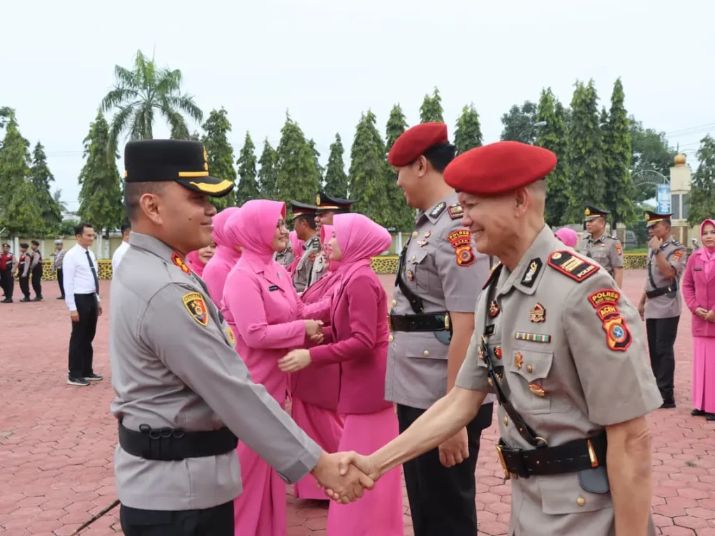 Foto: Kapolres Aceh Tamiang, AKBP Muliadi, memimpin upacara serah terima jabatan (sertijab) empat pejabat utama dan dua kapolsek di jajaran Polres Aceh Tamiang. Kegiatan tersebut berlangsung di Lapangan Parama Satwika Mapolres Aceh Tamiang, Jumat, 7 November 2025.