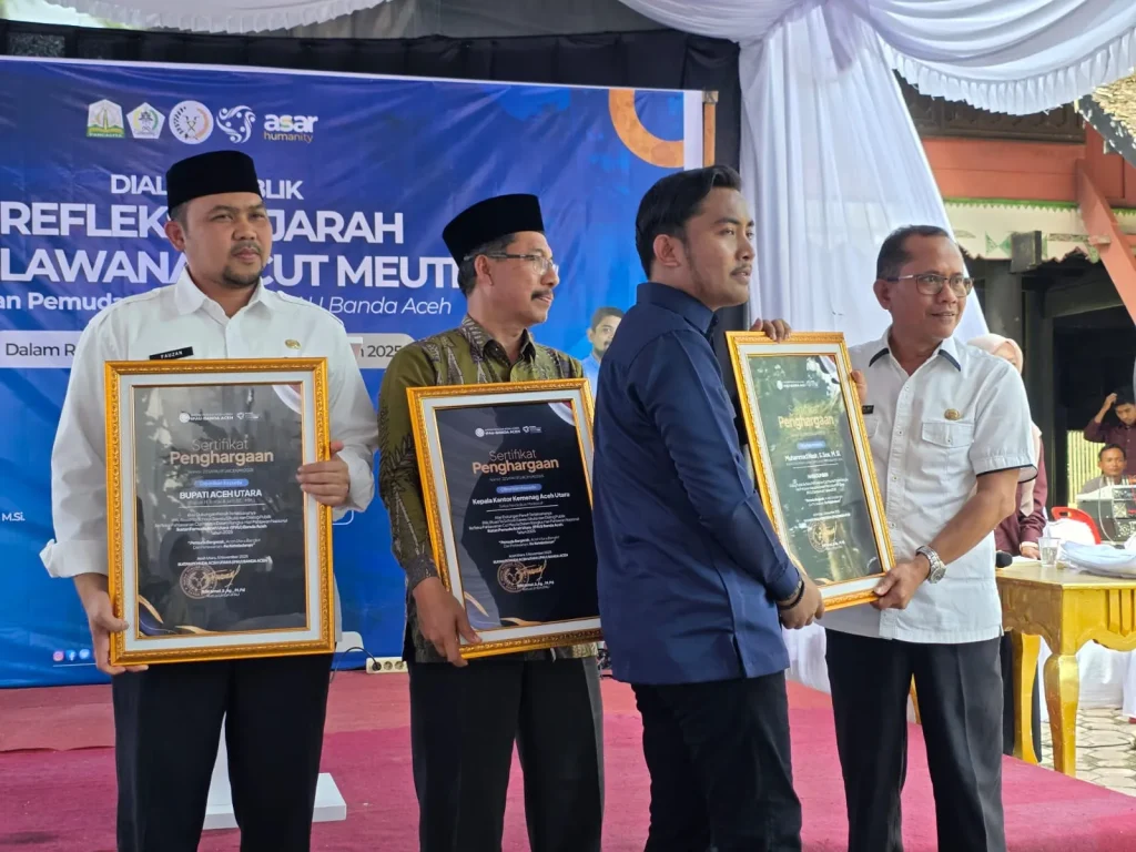 Foto: M. Nasir, S.Sos, M.Si, Kepala Dinas Kepemudaan, Olahraga dan Pariwisata (Disporapar) Aceh Utara menerima penghargaan yang diberikan  Ketua IPAU, Rifqi