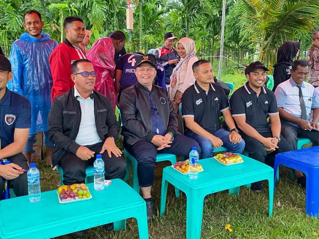 Foto: Bupati Ayahwa menyaksikan pertandingan Baktia VS Paya Bakong