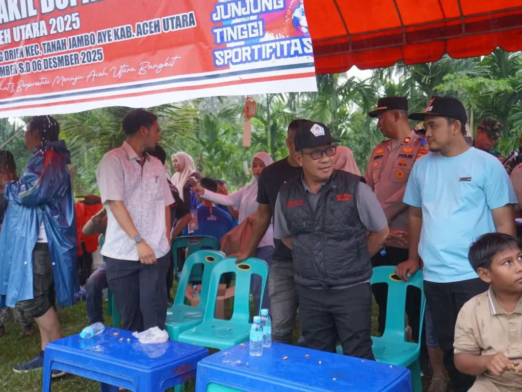 Foto: Kepala Disporapar Aceh Utara, H. Zulkifli, S.Ag., M.Pd menyaksikan turnamen yang sedang berlangsung di lapangan