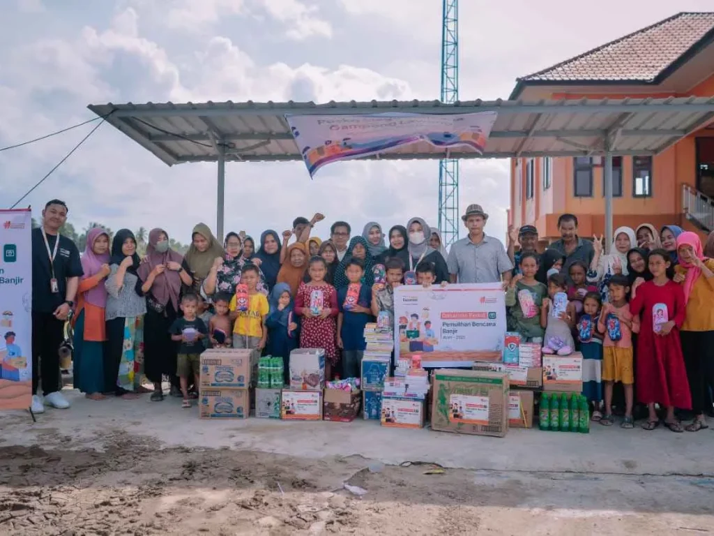Foto: PT Bank Danamon Indonesia Tbk (Danamon) memberikan bantuan bagi para penyintas bencana di salah satu kecamatan di Aceh Utara