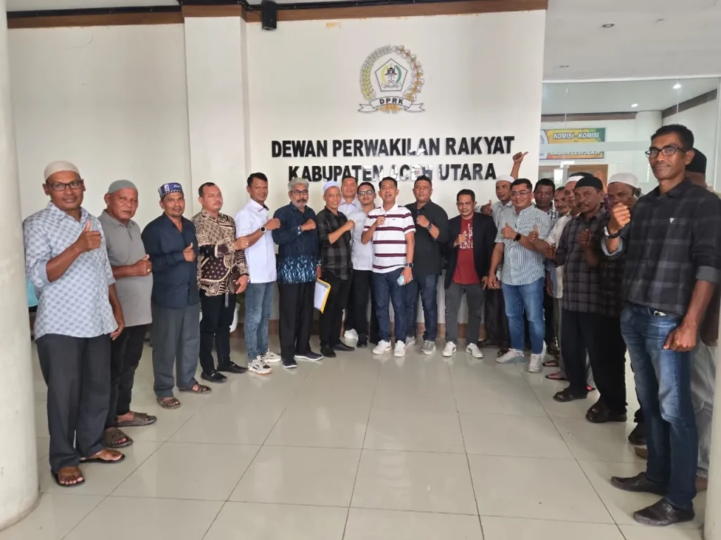 Foto: Eks PT KKA berfoto bersama di gedung DPRK Aceh Utara