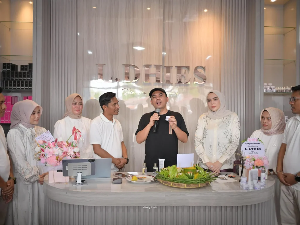 Foto: Wali Kota Lhokseumawe, Sayuti dan Istri menghadiri Opening L. DHIES Skincare dan Perfume di Jl Kenari, Uten Bayi kec Banda Sakti Lhokseumawe