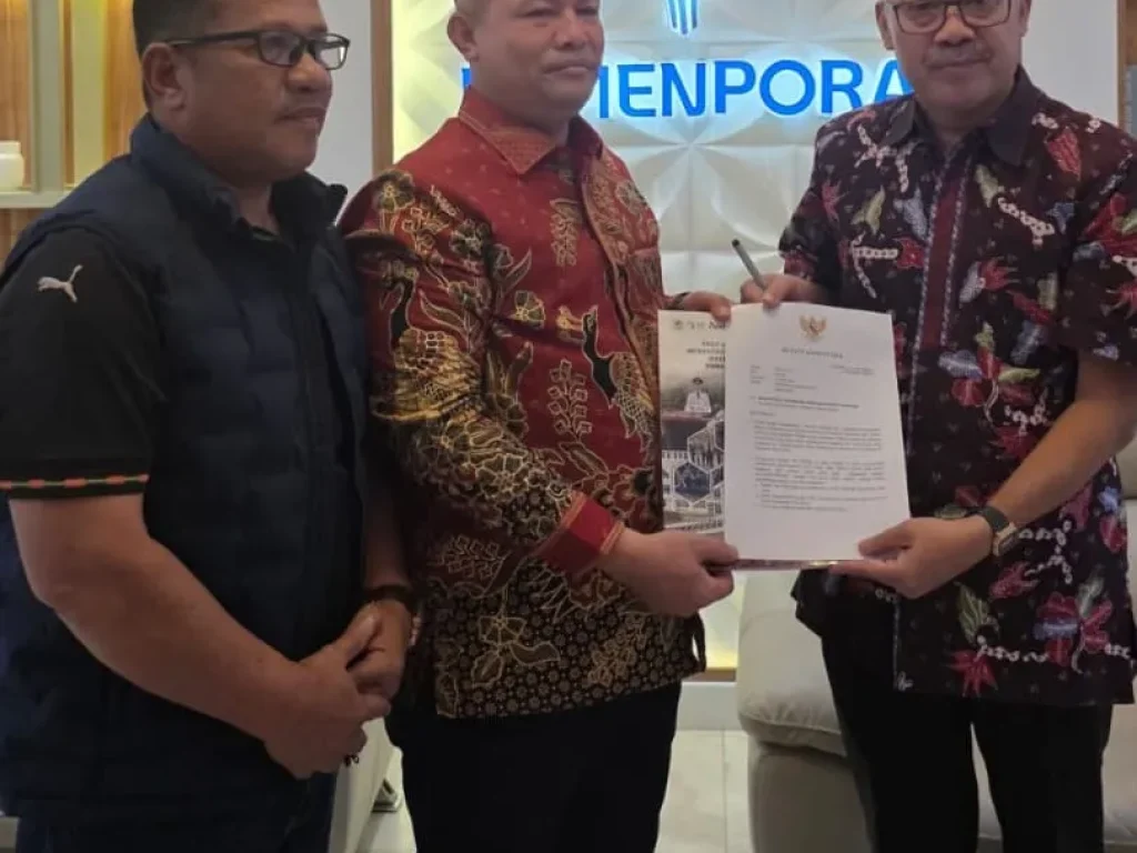 Foto: Bupati Aceh Utara didampingi Kadisporaekraf menyerahkan administrasi pembangunan sport center kepada Plt. Deputi Bidang Pengembangan Industri Olahraga Kemenpora, Suyadi Pawiro
