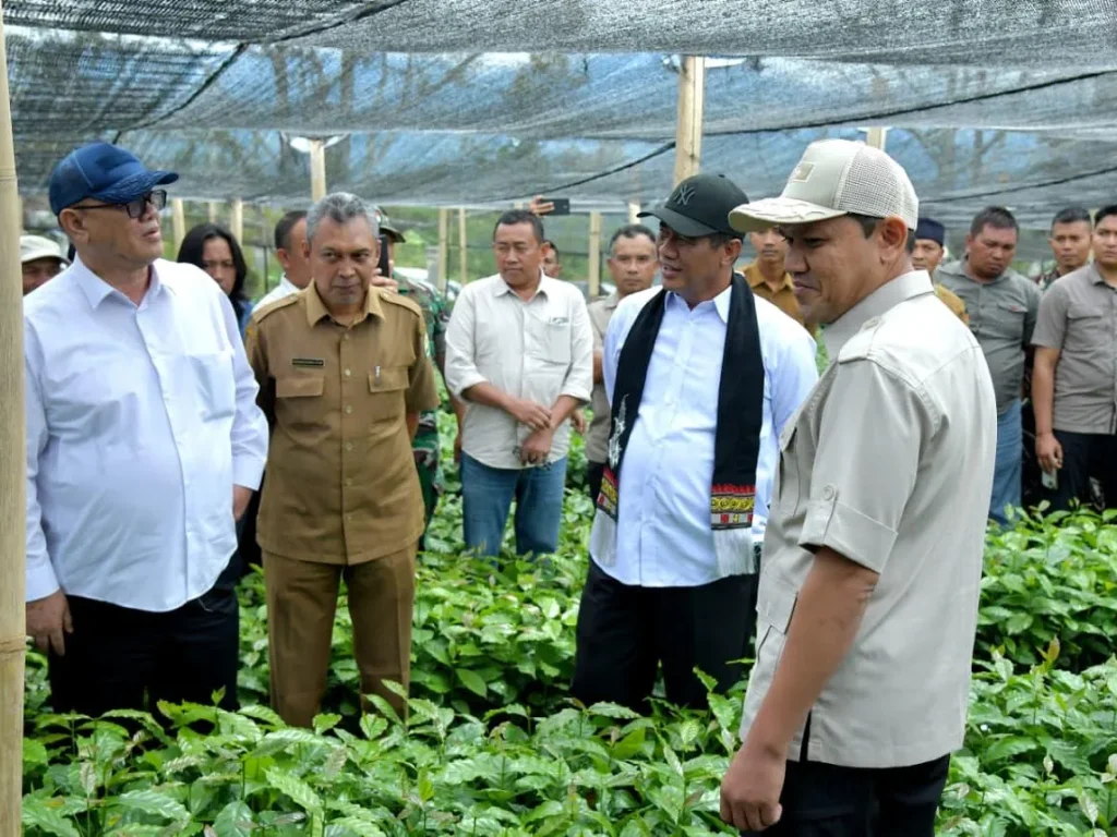 Foto: Wakil Gubernur Aceh, Fadhlullah, mendampingi Menteri Pertanian Republik Indonesia, Andi Amran Sulaiman, meninjau lokasi produksi benih kopi arabika di Kecamatan Pintu Rime Gayo,