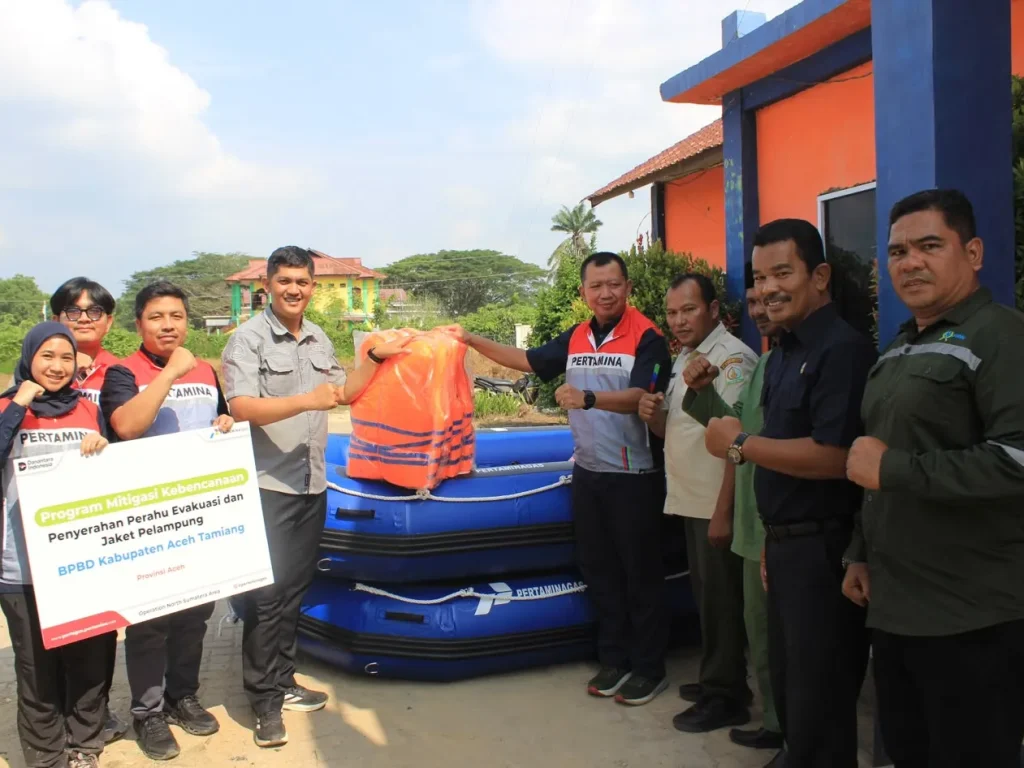 Foto: Manager Pertagas Operation North Sumatera Area, Gagan Suryanagara menyerahkan 2 unit Rescue Boat kepada Kalaksa BPBD Aceh Tamiang