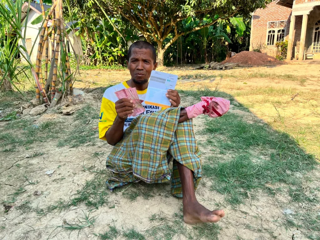 Foto: Muhammad Nasir, warga Desa Mon Sukon, Kecamatan Baktiya mengabadikan Bantuan Kemensos