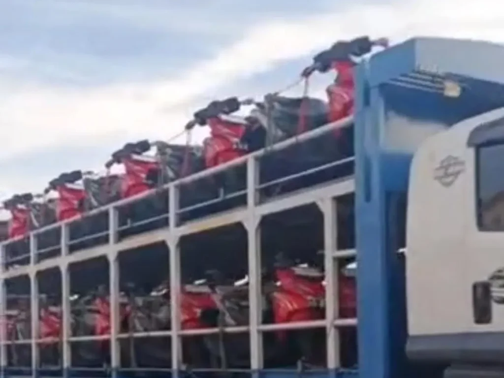 Foto: Mobil pengakut Kendaraan terpakir di halaman Kantor Bupat
