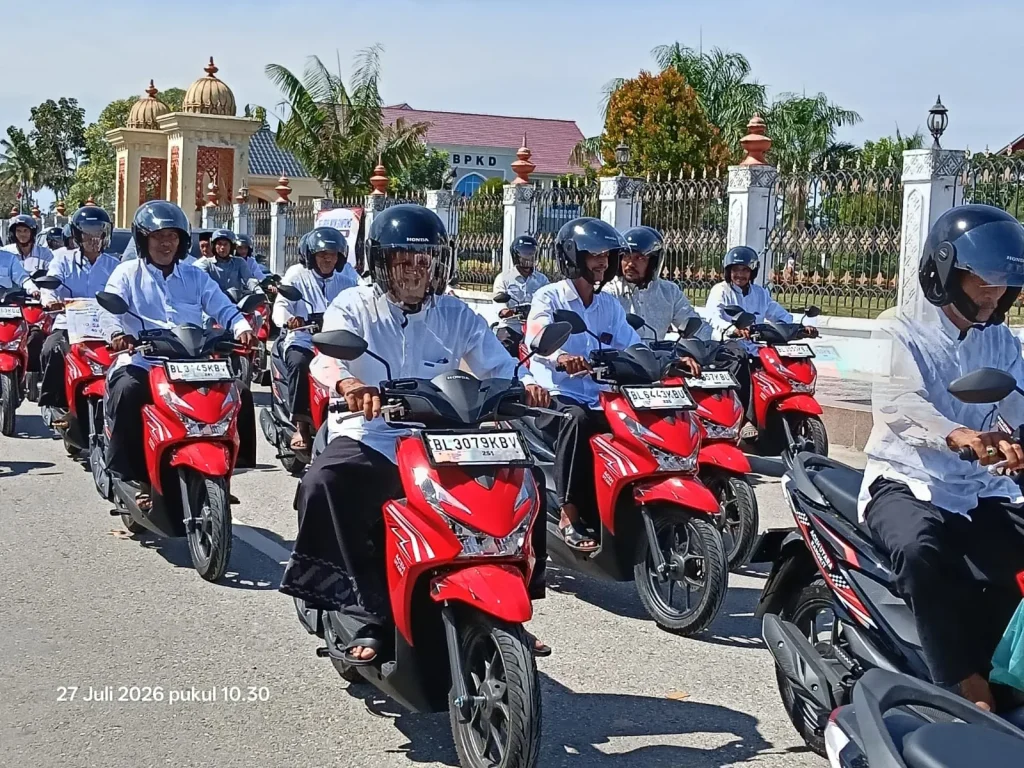 Foto:  Para Tgk Imum Gampong mengendarai Kendraan Merk Honda BeAT yang diserahkan Bupati Aceh Utara