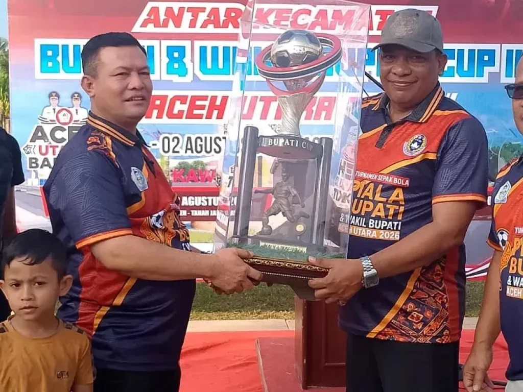Foto: Bupati Aceh Utara menyerahkan Piala Bergilir kepada Panitia Pelaksana