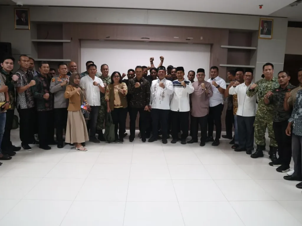 Foto: Bupati Aceh Utara, Ismail A. Jalil, SE., MM. (Ayah Wa) bersma masyarakat dan Forkopimda