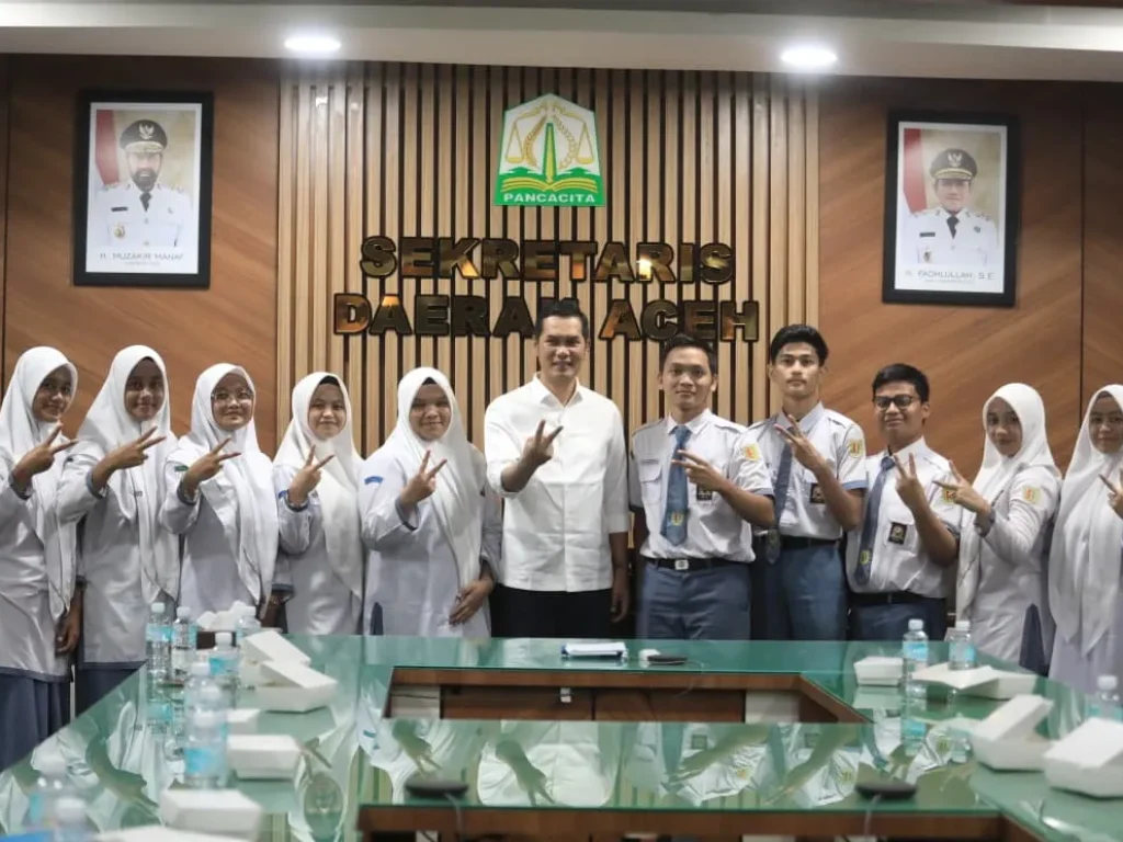 Foto: Sekretaris Daerah (Sekda) Aceh, M Nasir Syamaun, menerima kedatangan 10 siswa SMA 2 Banda Aceh pemenang Lomba Cerdas-Cermat Empat Pilar MPR-RI 2026 tingkat Provinsi Aceh di ruang rapat Setda Aceh, Banda Aceh