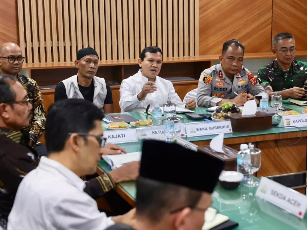 Foto: Wagub Aceh, Fadlullah Pimpin rapat Forum Komunikasi Pimpinan Daerah (Forkopimda) Aceh yang berlangsung di Kantor Gubernur Aceh, Minggu (16 Agustus 2026).