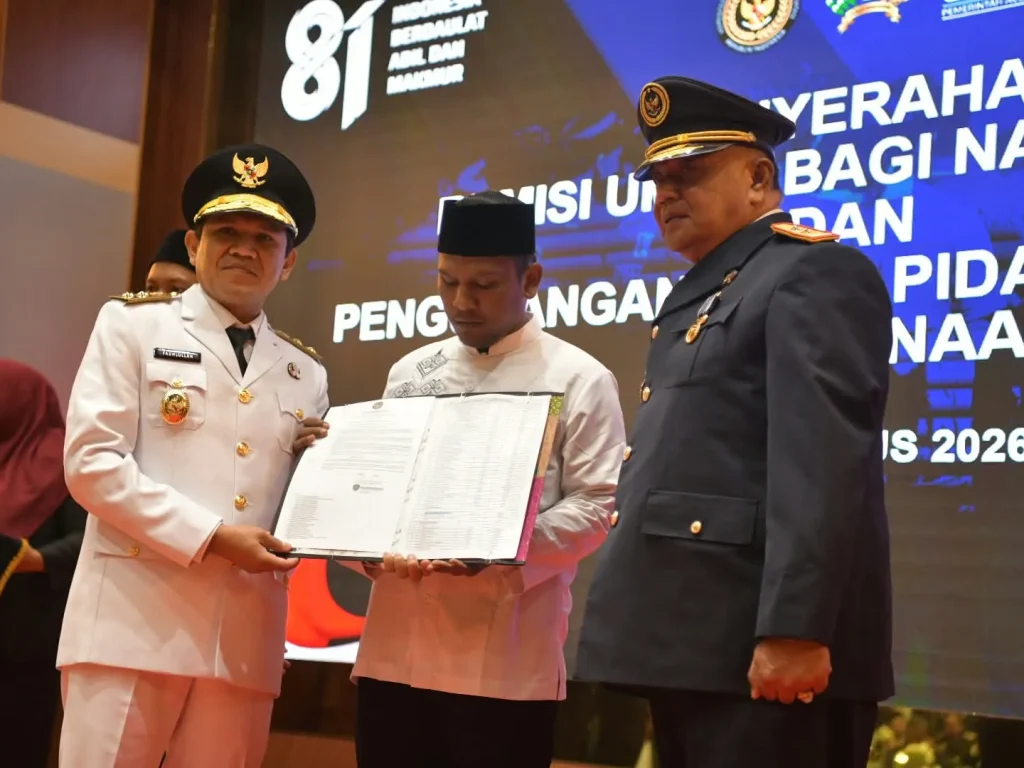 Foto: Wakil Gubernur Aceh Fadhlullah (dek Fadh) menyerahkan Remisi kepada Narapidana