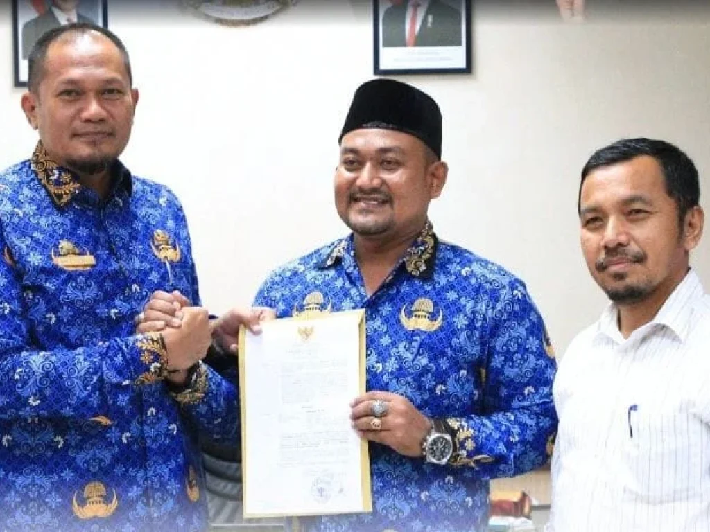 Foto: Kepala BPSDM Aceh Utara, Saifuddin, S.STP., M.SP., pada Rabu (2/9/2026), menyerahkan SK kepada Muzakir sebagai Plt Sekretaris PRKP