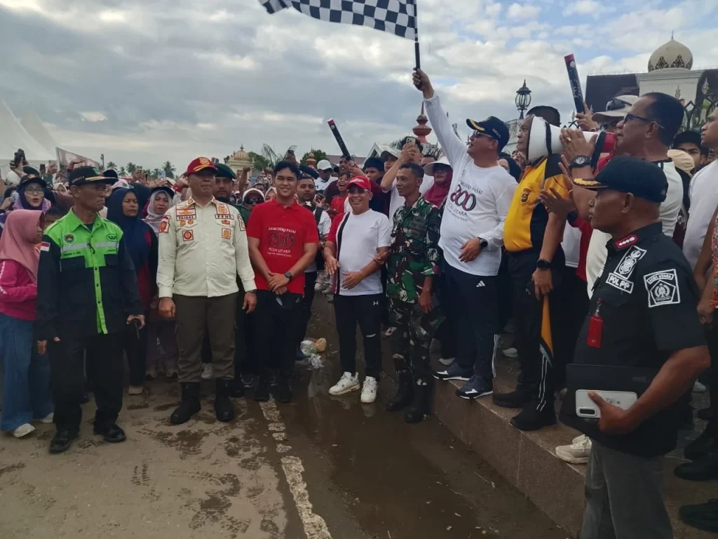 Foto: Bupati Aceh Utara, Ayah Wa melepas peserta gelak jalan santai di pelataran kantor Bupati