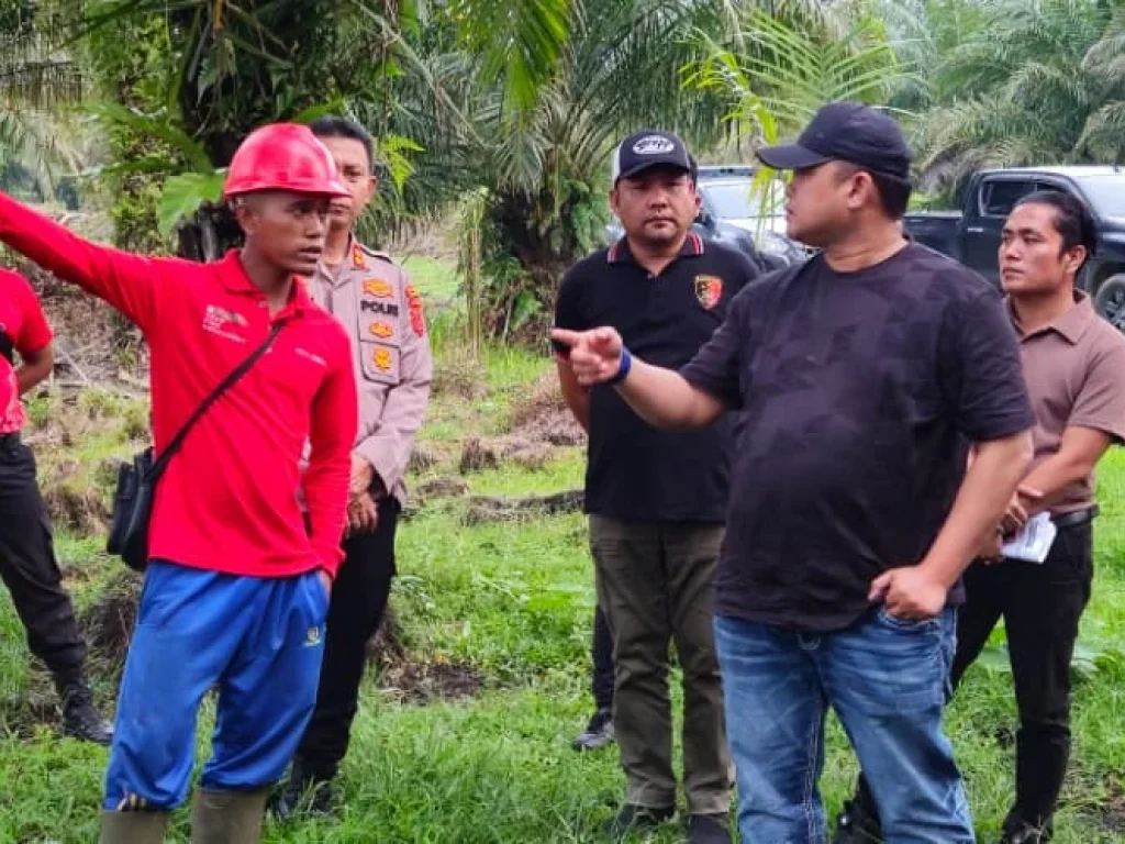 foto: Dirreskrimsus Polda Aceh Kombes Pol. Wahyudi bersama Kabagwassidik dan personel Subdit Tipidter Ditreskrimsus Polda Aceh