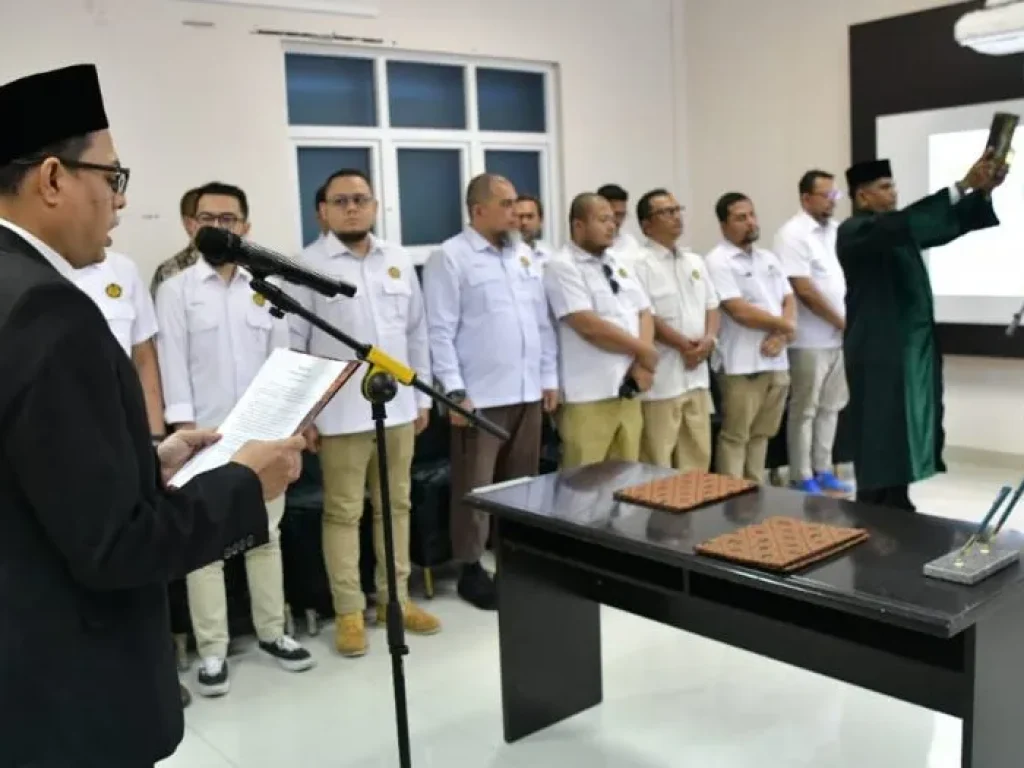 FOTO: Kepala Badan Pengelola Migas Aceh (BPMA), Teuku Mohamad Faisal melantik Irawan Pandu Negara sebagai Sekretaris BPMA. Prosesi pelantikan dan pengambilan sumpah berlangsung di Kantor BPMA, di Jalan Stadion H. Dimurthala, Banda Aceh, Senin, (17/07/2023)