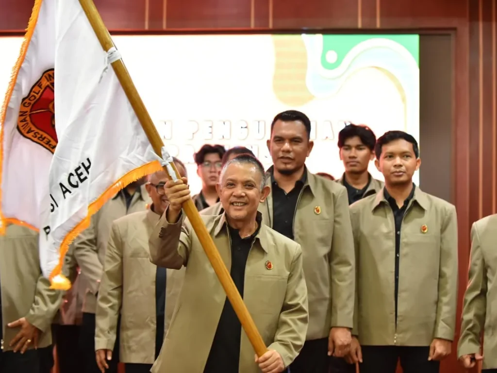 Foto: Ketua Terpilih M. Tanwir mengangkat bendera Petaka PGI